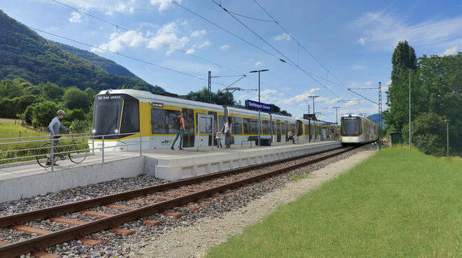 Tram Train Dettingen Gsaidt Noch Zukunftsmusik: Mehrere Tram Trains der Regionalstadtbahn Neckar-Alb halten im Bahnhof Dettingen-Gsaidt. Jeweils zwei der dr