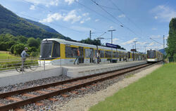 Noch Zukunftsmusik: Mehrere Tram Trains der Regionalstadtbahn Neckar-Alb halten im Bahnhof Dettingen-Gsaidt. Jeweils zwei der dr