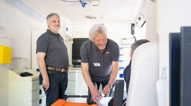 Medmobil Gute Stimmung im umgebauten Rettungswagen, in dem sich die »Basics« für eine medizinsche Grundversorgung finden: Kurt Gugel und