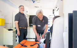 Gute Stimmung im umgebauten Rettungswagen, in dem sich die "Basics" für eine medizinsche Grundversorgung finden: Kurt Gugel und 