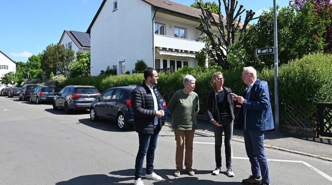 Anwohner Mozartstraße Die Anwohnerinnen Jutta Wittmann (Zweiter von links.) und Meike Schneider (Dritter von links) aus der Mozartstraße sprechen mit