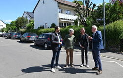 Die Anwohnerinnen Jutta Wittmann (Zweiter von links.) und Meike Schneider (Dritter von links) aus der Mozartstraße sprechen mit 