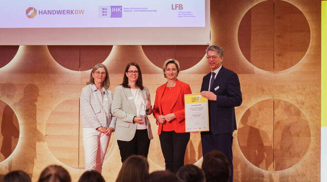 Ausbildung Preisverleihung in Stuttgart (von links): Andrea Bosch, stellvertretende Hauptgeschäftsführerin der Industrie- und Handelskammer