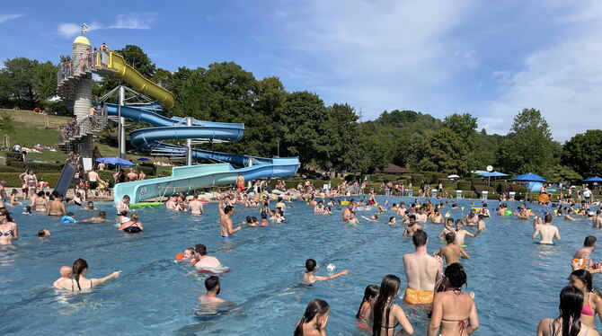 Mössinger Badegäste müssen künftig mehr für den Schwimmbadbesuch bezahlen. ARCHIVFOTO: MEYER Mössinger Badegäste müssen künftig mehr für den Schwimmbadbesuch bezahlen. ARCHIVFOTO: MEYER