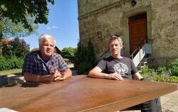 Pfarrer Martin Breitling (rechts) mit Kirchengemeinderat Rudi Giest-Warsewa am Kohlstetter Tisch. 
