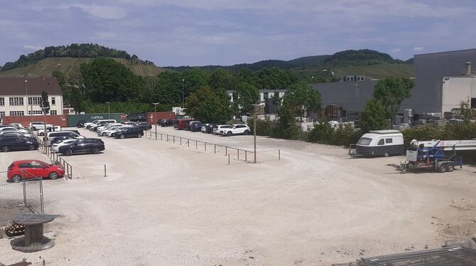 Parkplatz Motorworld Metzingen Der Parkplatz bei der Motorworld Metzingen wird bald einem fünfgeschossigen Parkhaus weichen.