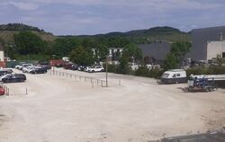 Der Parkplatz bei der Motorworld Metzingen wird bald einem fünfgeschossigen  Parkhaus weichen.