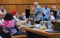 Betretene Gesichter, hitzige Diskussionen: In mehreren Sitzungsunterbrechungen diskutierten die Gemeinderäte vergeblich über mög
