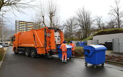 Müllwerker der Technischen Betriebsdienste leeren einen Papiercontainer. 
