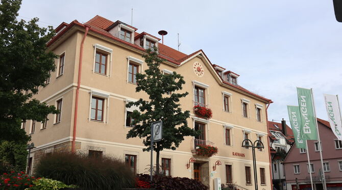 Das Eninger  Rathaus wird abgerissen. Das wird  vermutlich die erste Maßnahme im Zuge der Sanierung des Ortskerns.  FOTO: INCI