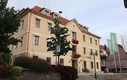 Das Eninger  Rathaus wird abgerissen. Das wird  vermutlich die erste Maßnahme im Zuge der Sanierung des Ortskerns.  FOTO: INCI