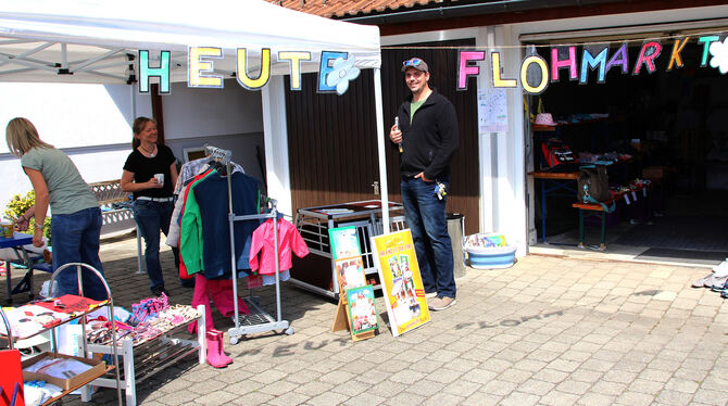 Beim Straßen-Flohmarkt sind die Verkaufsstände über den Ort verteilt. FOTO: LEIPPERT Beim Straßen-Flohmarkt sind die Verkaufsstände über den Ort verteilt. FOTO: LEIPPERT