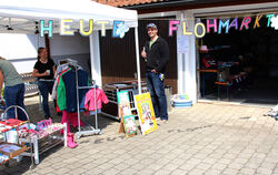 Beim Straßen-Flohmarkt sind die Verkaufsstände über den Ort verteilt.  FOTO: LEIPPERT