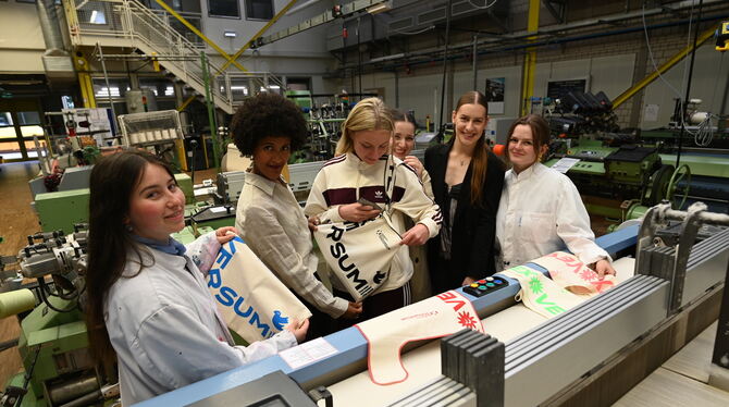 Fakultät Textil Einer der Workshops beim Tag der offenen Tür der Hochschule Reutlingen: Die Texoversum Fakultät Textil zeigt den Weg einer Stoff