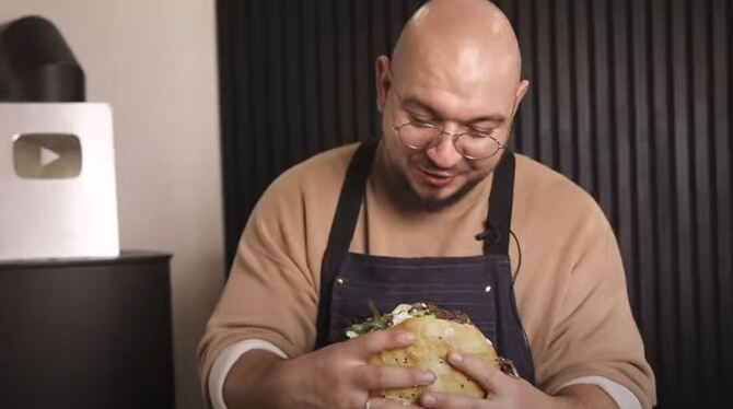 Keladam kann dem Döner nicht widerstehen.