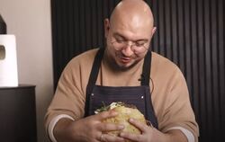 Keladam kann dem Döner nicht widerstehen.