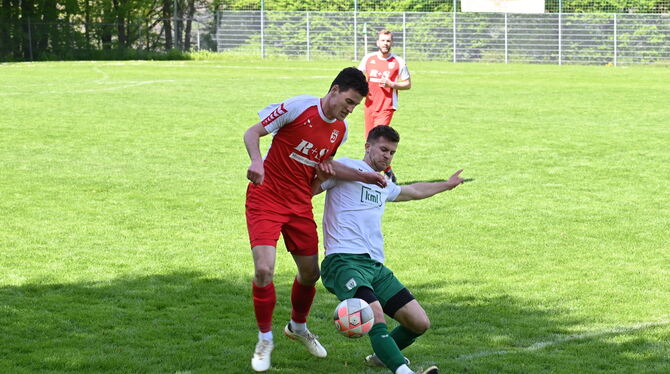 TSV Sickenhausen SV Degerschlacht Kreisliga A2 RT Sickenhausens Spielertrainer Paul Prochiner (rechts) im Zweikampf mit dem Degerschlacht-Kapitän Alexander Hirscher.