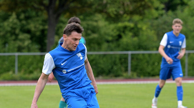Bezirk Alb, Fussball, KL B4, Kreisliga B4, Maenner, Saison 2024/25, Wuerttemberg, wfv Mit 52 Jahren immer noch am Ball: Riederichs Coach Volker Joos.
