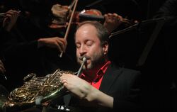Felix Klieser spielte mit der Württembergischen Philharmonie Hornkonzerte von Haydn und Mozart.