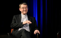 Bischof Klaus Krämer gab im Waldhorn-Kino private Einblicke.
