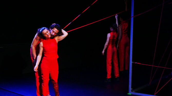 Kultur vom Rande exRemED Gerda König Din A 13 tanzcompany Köln Eine Bedeutung von Rot: die Liebe.