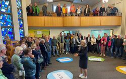 Deutlich mehr Andrang als angenommen: Dr. Antje Grobe moderierte den Diskurs zum Thema Windkraft im Nehrener Kultursäle.