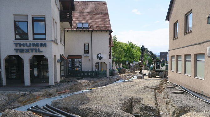 Marktplatzstraße Pliezhausen Sanierung Fahrbahn Die Pflastersteine sind verschwunden. Derzeit verlegen Arbeiter dort neue Leerrohre, dann bauen sie die Straße wieder neu auf.