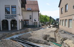 Die Pflastersteine sind verschwunden. Derzeit verlegen Arbeiter dort neue Leerrohre, dann bauen sie die Straße wieder neu auf. 