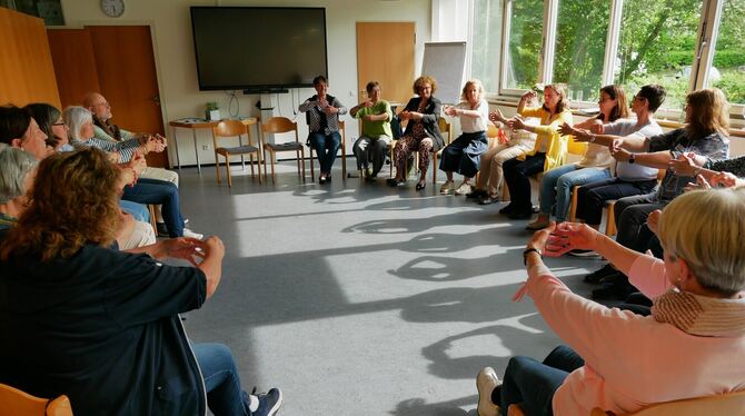 wellcome Reutlingen Mit Sekt und Lachyoga feierten die Ehrenamtlichen von »Wellcome Reutlingen« am Mittwoch den 15. Geburtstag der Initiative, die F