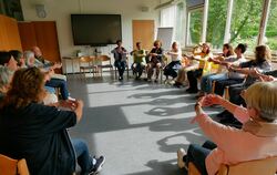 Mit Sekt und Lachyoga feierten die Ehrenamtlichen von "Wellcome Reutlingen" am Mittwoch den 15. Geburtstag der Initiative, die F