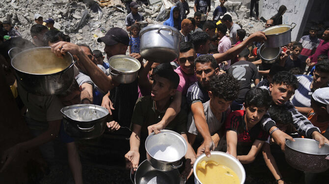 Nahost, Gaza-Streifen, Hunger, WHO, Bevölkerung, Nahrung, Nahrungsmittel, Knappheit, Krieg, Konflikte Prekäre humanitäre Lage: Palästinensische Flüchtlinge in Gaza drängen sich vor der Essensausgabe.