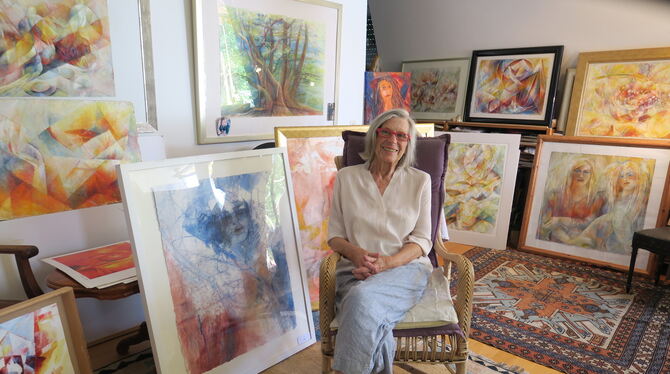 gudrun gantzhorn wohnung atelier reutlingen august 2024 foto akr Umgeben von ihren Bildern: Gudrun Gantzhorn in ihrer Wohnung, die ihr gleichzeitig als Atelier dient.