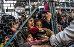 Prekäre humanitäre Lage: Palästinensische Flüchtlinge in Gaza drängen sich vor der Essensausgabe.