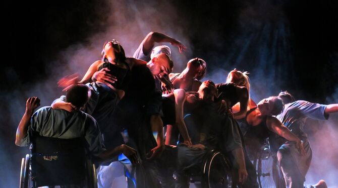 compagnie dk-bel c'est beau! tanz theater franz.k kultur vom rande foto akr Magische Bilder aus Körpern: Die Compagnie DK-BEL aus Frankreich in ihrer Tanzperformance »C'est BEAU!«