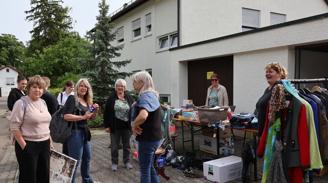 2. Nachbarschaftsflohmarkt Eningen Viel Spaß hatten die Gäste bei ihrer Tour durch Eningen.