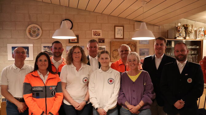 Hauptversammlung DRK Ortsgruppe Sonnenbühl mit Fahrzeugeinweihung Neue Führungsriege für die DRK-Ortsgruppe Sonnenbühl. Von links: der ausscheidender Kassier Joachim Eißler, Kassenprüferin Stefa