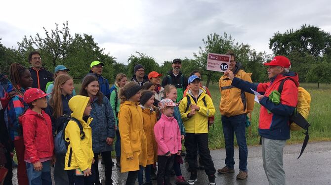 Spendenwanderung Gomaringen Wanderführer Günter Müller (rechts) versammelte seine Gruppe, dann ging es auf die Neun-Kilometer-Tour, auch wenn Müllers Schild