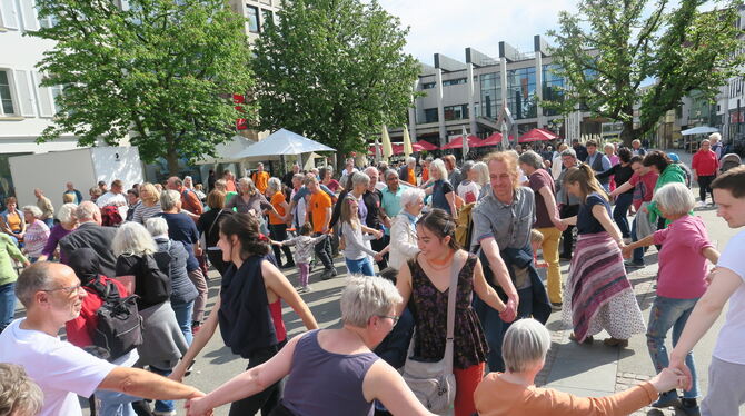 Ein fröhlicher inklusiver Tanzreigen beschloss am Sonntag das Festival Kultur vom Rande auf dem Marktplatz.