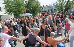Ein fröhlicher inklusiver Tanzreigen beschloss am Sonntag das Festival Kultur vom Rande auf dem Marktplatz.