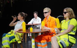 Frisch entlassen und durstig: Alina Valerie Weinert, Morris Weckherlin, Jel Woschni und Johanna Engel in "No shame in hope".