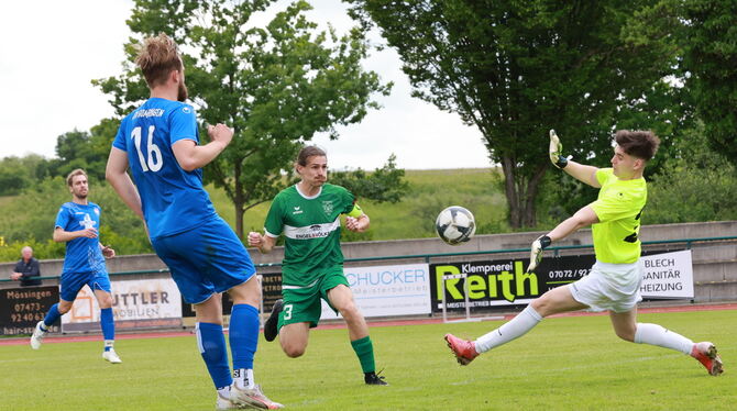 Den Kopfball von Eningens Philipp Dennenmoser pariert Torhüter Patrick Burkert. Den Nachschuss setzt Julian Reinhardt zum 3:0 fü