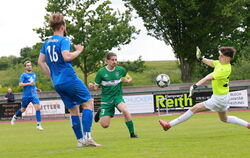Den Kopfball von Eningens Philipp Dennenmoser pariert Torhüter Patrick Burkert. Den Nachschuss setzt Julian Reinhardt zum 3:0 fü