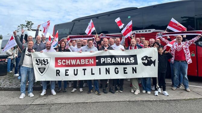Schwaben-Piranhas Auf dem Weg ins Olympiastadion: Die Schwaben-Piranhas aus Reutlingen bei der Hinfahrt zum großen Sehnsuchtsort Berlin.