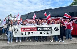 Auf dem Weg ins Olympiastadion: Die Schwaben-Piranhas aus Reutlingen bei der Hinfahrt zum großen Sehnsuchtsort Berlin.