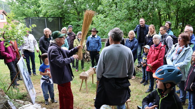 Albverein Gächingen Wanderung Überraschungsgast Joachim Wilhelmy veranschaulicht die Flachsbearbeitung