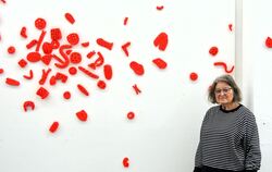 Renate Quast vor einer Wandarbeit aus gefärbten Tonobjekten in ihrer Ausstellung "alles in einem" in der Reutlinger Pupille.
