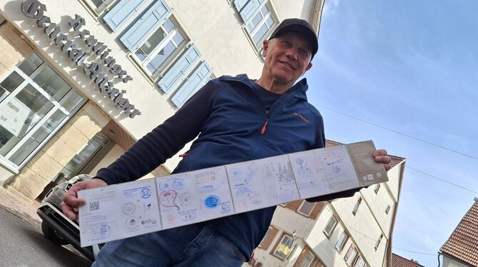 Klaus Maichle Sonnenbühl Pilger Jakobsweg Klaus Maichle hat in seinem Pilgerbuch alle Stempel gesammelt. 300 Kilometer ist er auf dem Camino Portugues gelaufen.