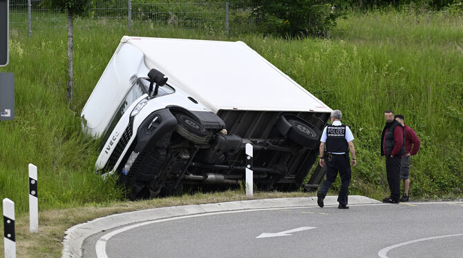 Dieser 3,5-Tonner-Kleinlastwagen ist in der Kurve nach dem Scheibengipfeltunnel zwischen Reutlingen und Eningen umgekippt. Die P