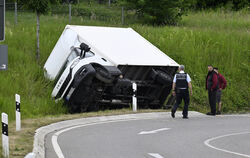 Dieser 3,5-Tonner-Kleinlastwagen ist in der Kurve nach dem Scheibengipfeltunnel zwischen Reutlingen und Eningen umgekippt. Die P