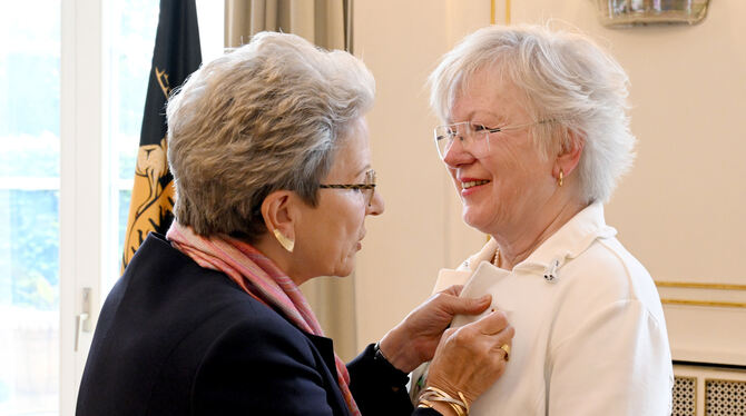 bundesverdienstkreuz Staatsrätin Barbara Bosch (links) verleiht Edeltraud Stiedl in der Villa Reitzenstein das Bundesverdienstkreuz.